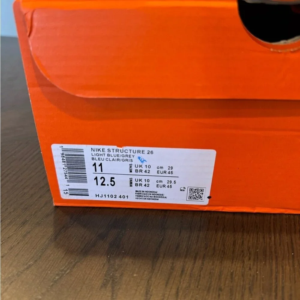 Men’s Nike Structure 26